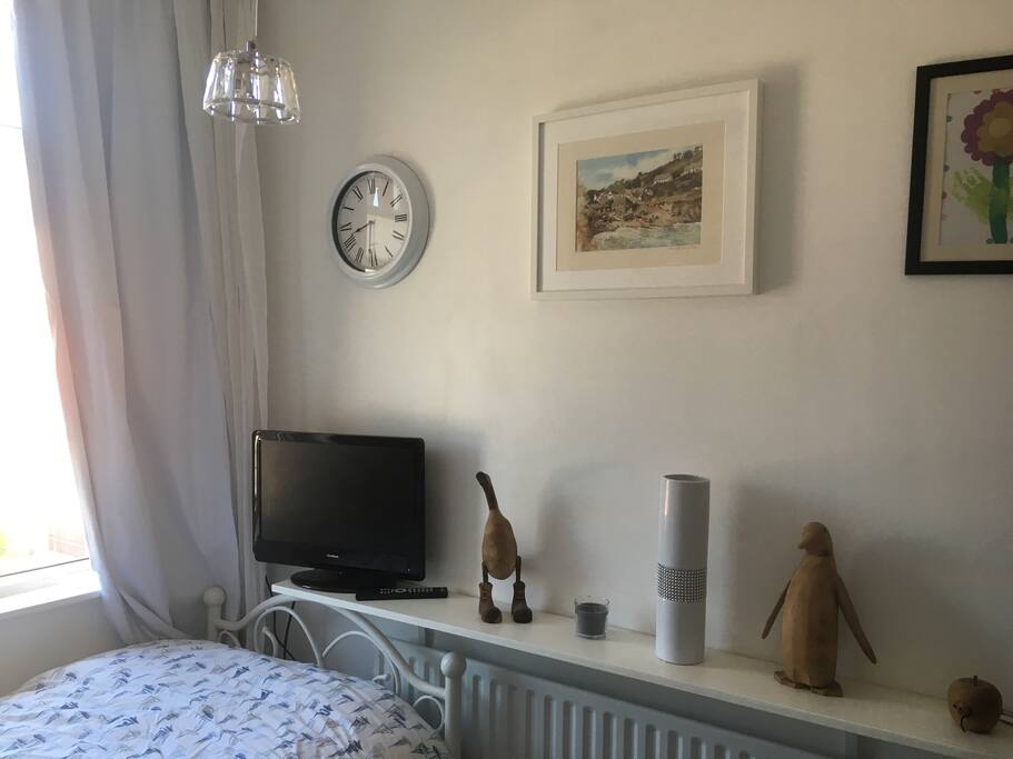 Tv with freeview.