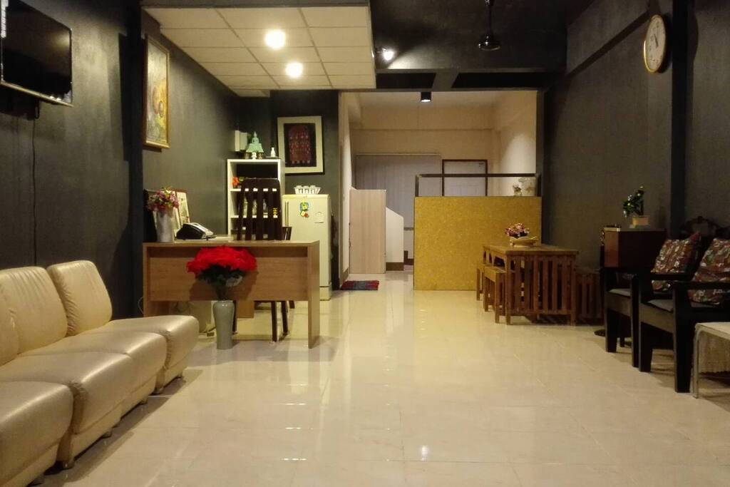 aircondition
3 bedroom
2.5 toilet
1 living room