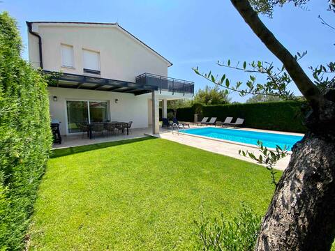 Villa Divina with private heated pool