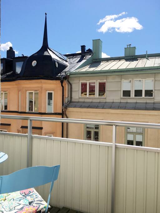 Sunny balcony with table and two chairs (4th floor, in south)