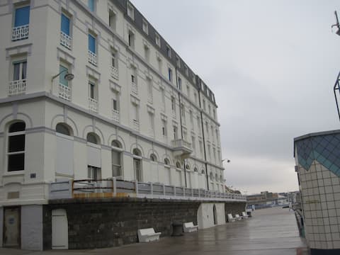 Annonce Airbnb populaire: STUDIO FACING THE SEA WITH BALCONY à Wimereux