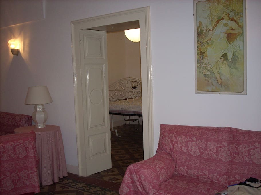 Soggiorno con divano letto francese