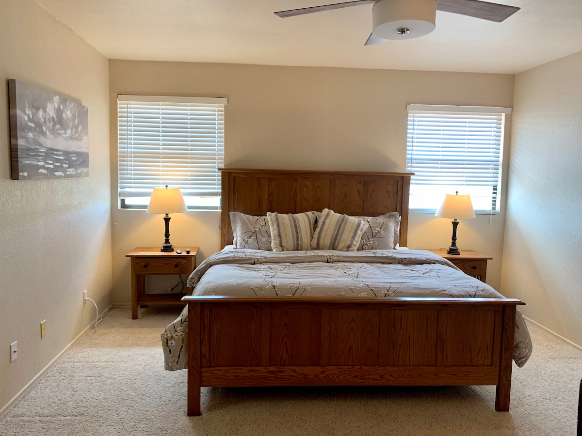 Cómoda cama tamaño king en el dormitorio principal ubicado arriba.