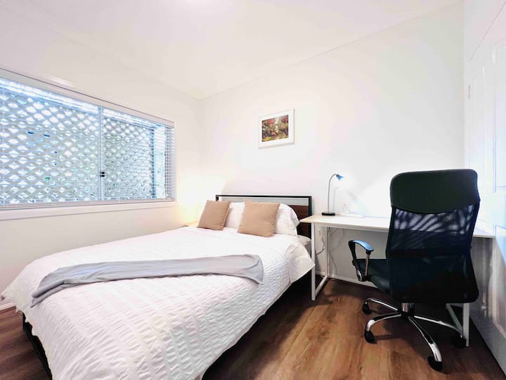 غرفة نوم 5 – سرير بمقاس كبير  ومكتب منزلي