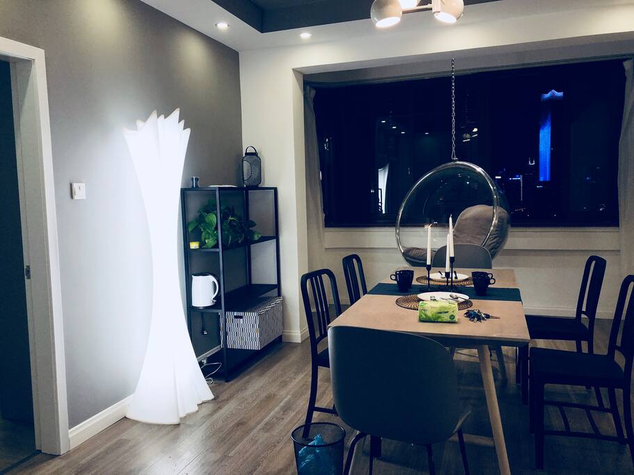 弱光效果下的餐厅,和窗外映入眼帘的夜景