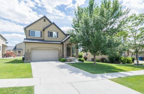 Pleasant Grove Home Nestled Against the Mountains!