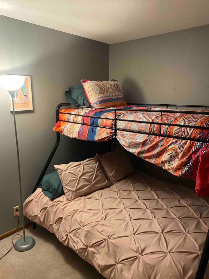 Gästrum med våningssängar. Fullt längst ner, tvåbäddsrum längst upp! 