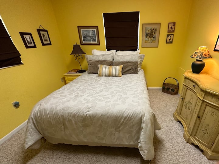 חדר שינה שלישי עם מיטת קווין סייז חדשה וחדר ארונות. 