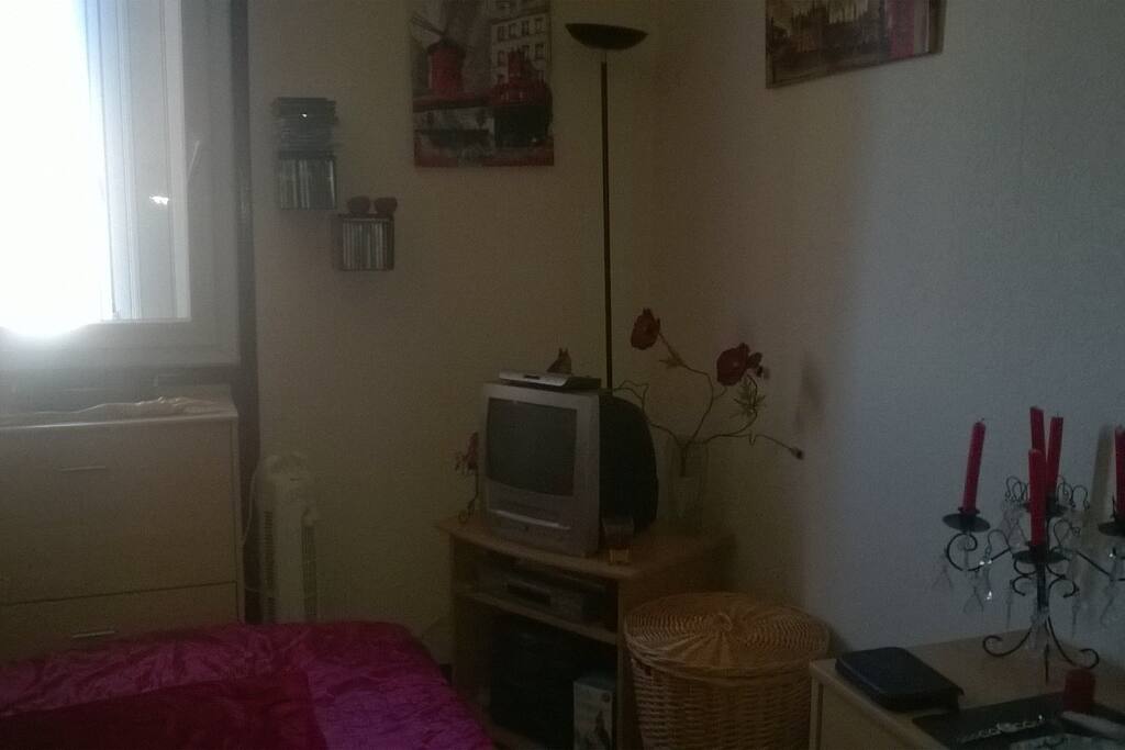 mise à disposition d'une TV et d'une chaîne Hifi dans la chambre.