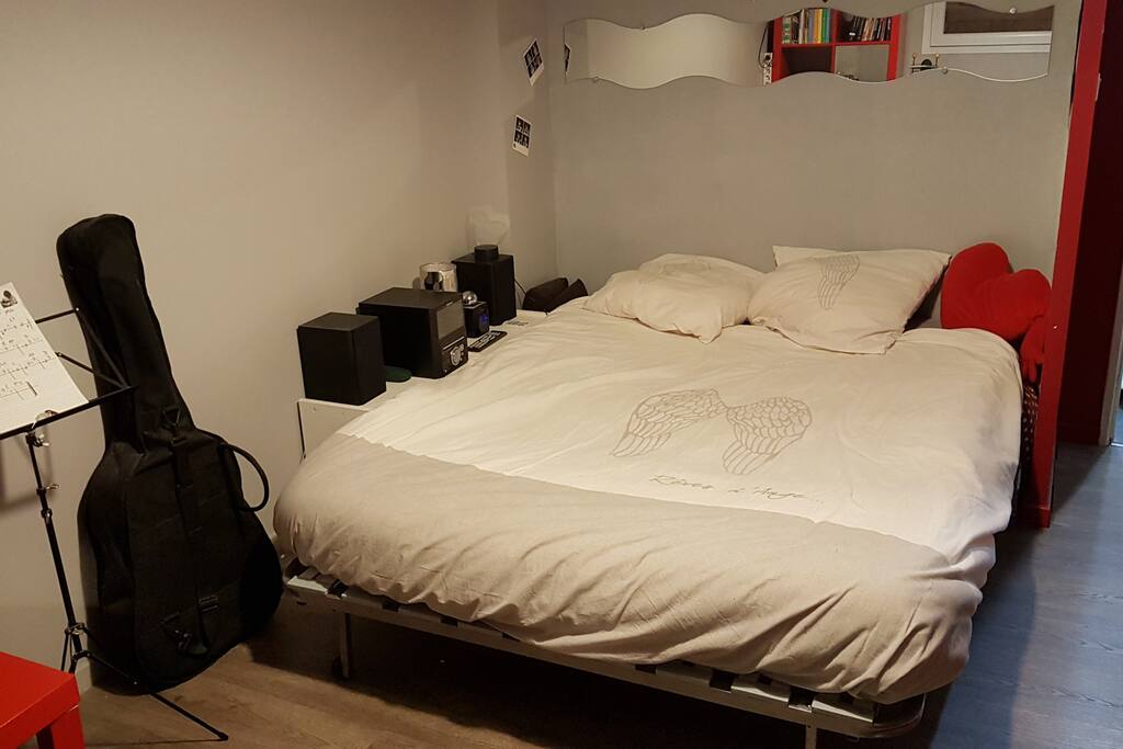 chambre fermée à clé, avec télé, chaîne Hifi, bureau et penderie