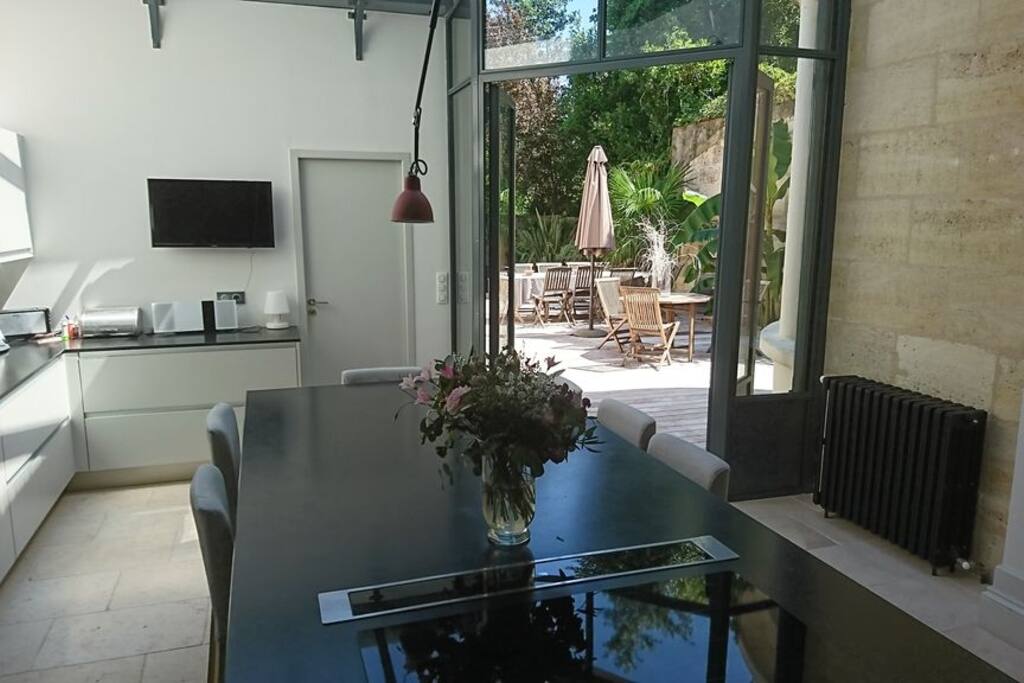 cuisine avec accès direct sur la grande terrasse et le jardin