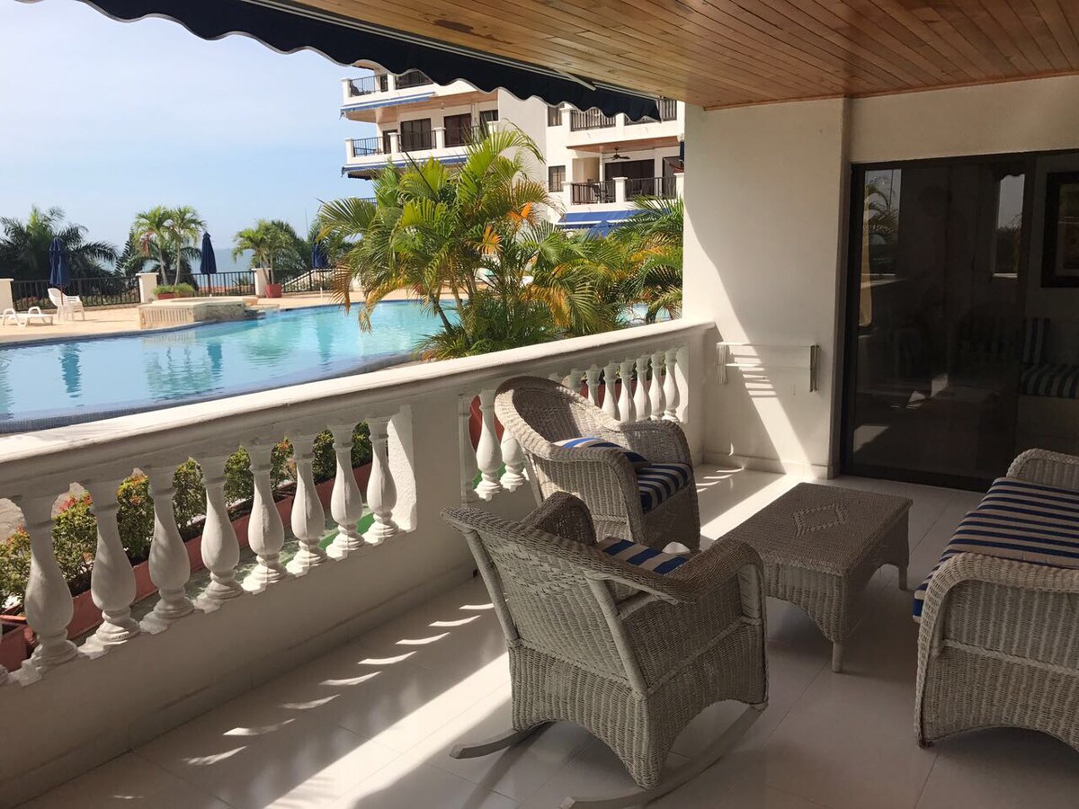 Тераса со дневна соба, помошна трпезарија и лежалка. Има вентилатор 