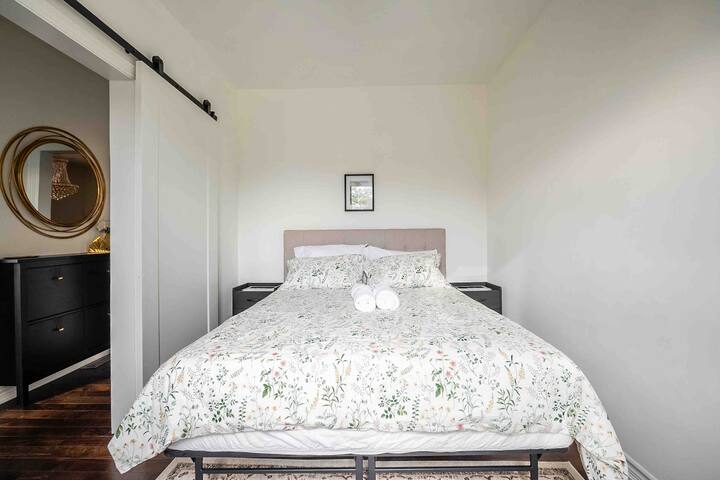 Dormitorio uno: 1 cama matrimonial.