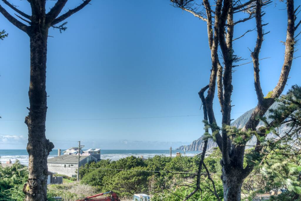 Perfect for large families or even a couple who wants a romantic getaway with views and close to beach/town.