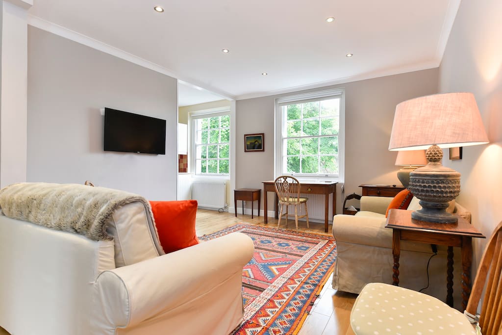 The large spacious living area has plenty of comfortable seating with a flat screen TV that has Freeview and a dinning table/desk with chairs for 4 people!