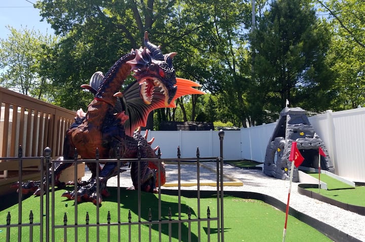 ★Dragon’s Lair★Private Home w/ Arcade & Minigolf★