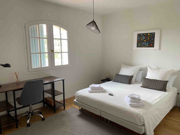 dhomë bardh e zi në fillim me dhomën e zhveshjes 