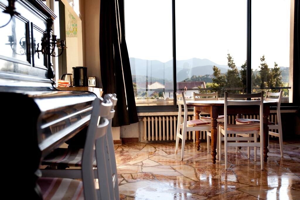 Salon, vue montagne.