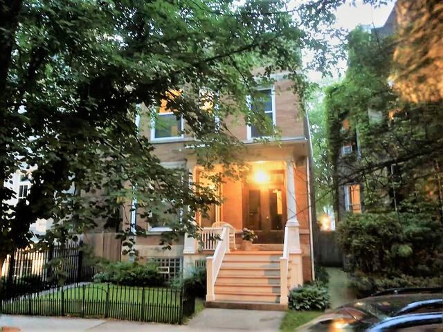 Wrigleyville Flat – Bright spacious 3BR/1BATH gallery image 2