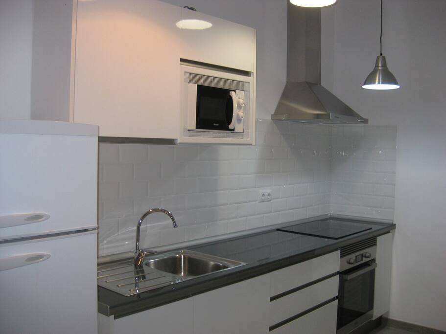cocina con nevera y microondas,