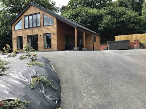 Beautiful 3 bed cabin with hot tub on Welsh Border