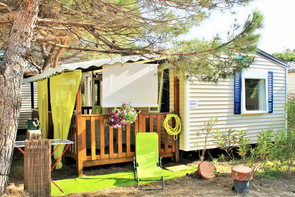 Un bungalow tout confort, avec un accès direct à une plage de sable fin.