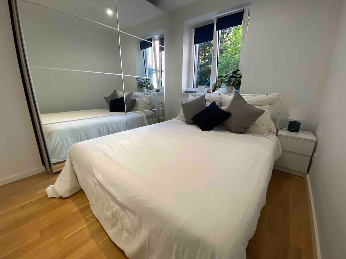Top Airbnb: Modern clean room with beautiful garden terrace in Universität