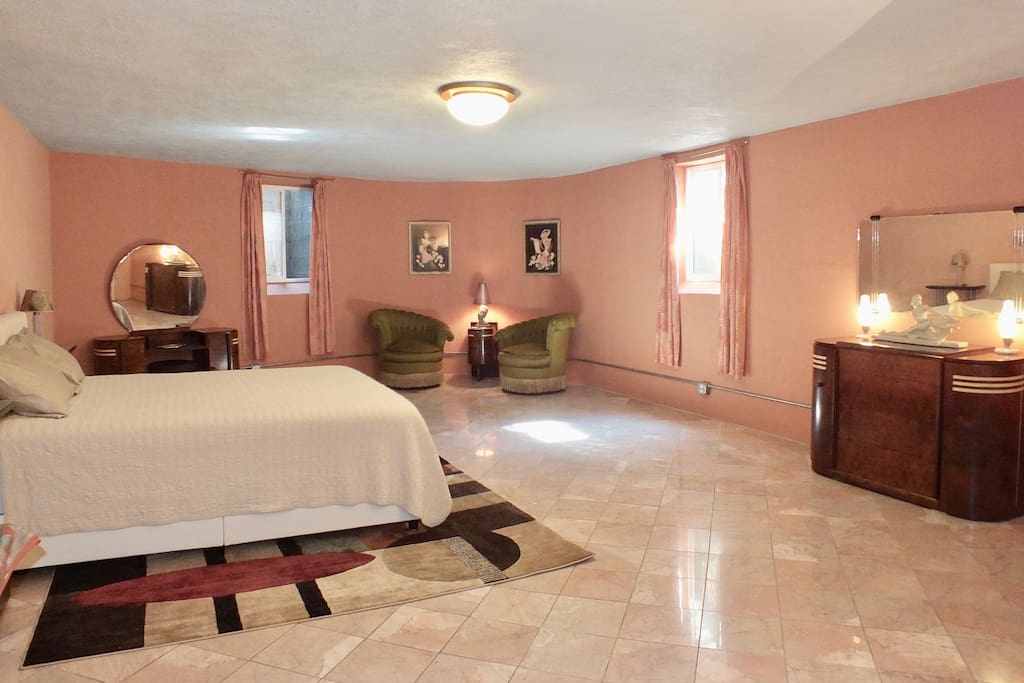 Stunning art deco bedroom 26' x 17' w/ marble floor