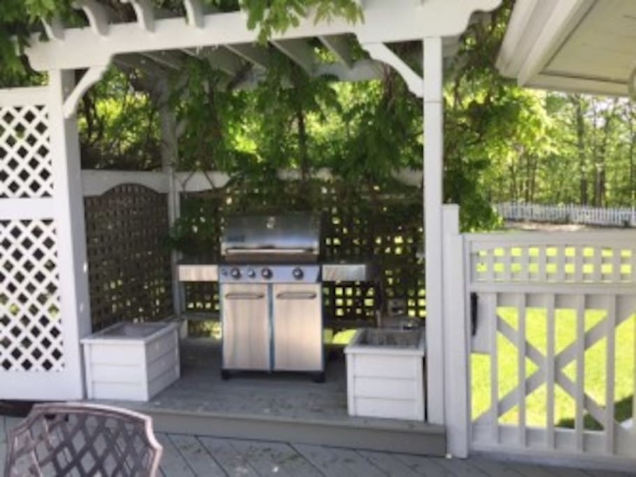 gas BBQ with propane tanks hooked up and ready to use.
Enjoy dining outside
table/chairs
