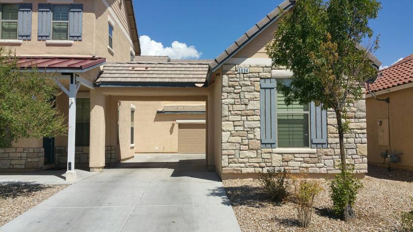 Mini Castle 7 Bedrooms 10 Queen beds, Pool NEW gallery image 2