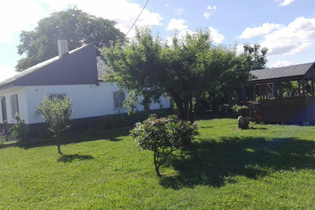 la casa de lado con su gigante jardín