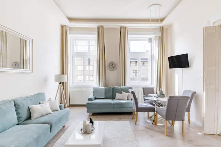 Updated Chic Apartment In Historical Building - Budapest