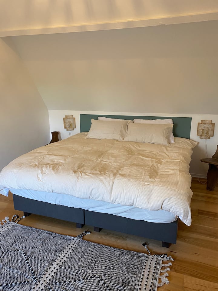 غرفة النوم 1 (سرير غرفة النوم الرئيسية 180 × 200)