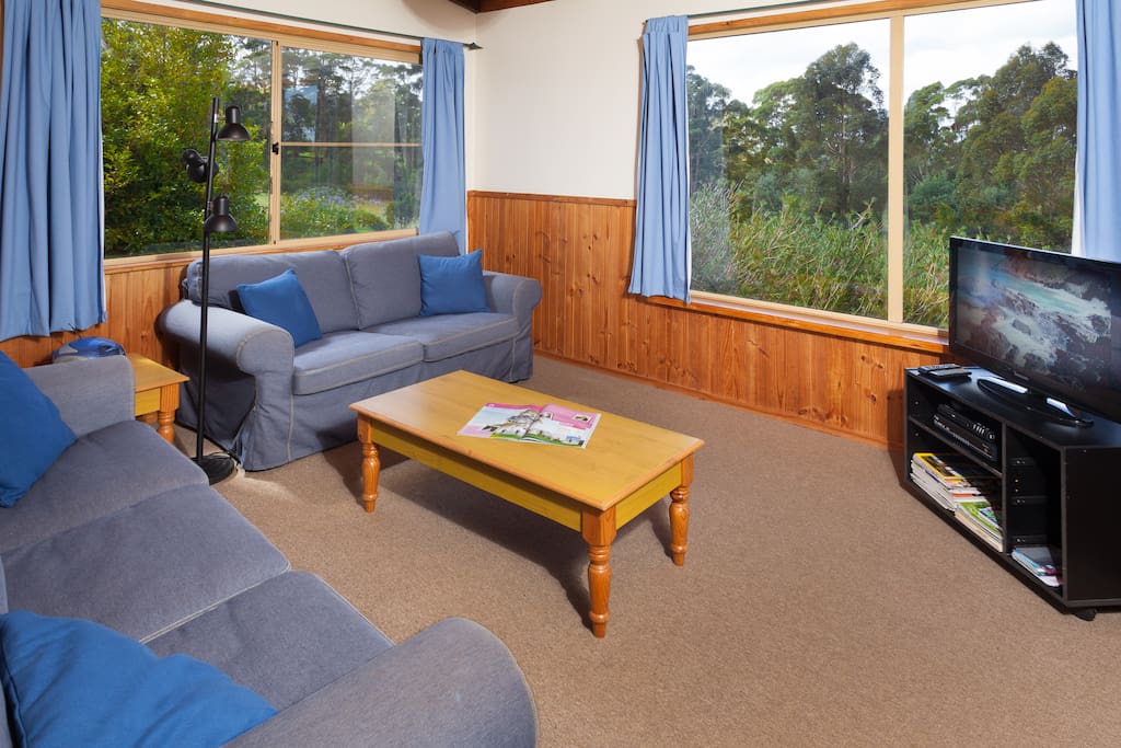 The cosy living room offers great views!