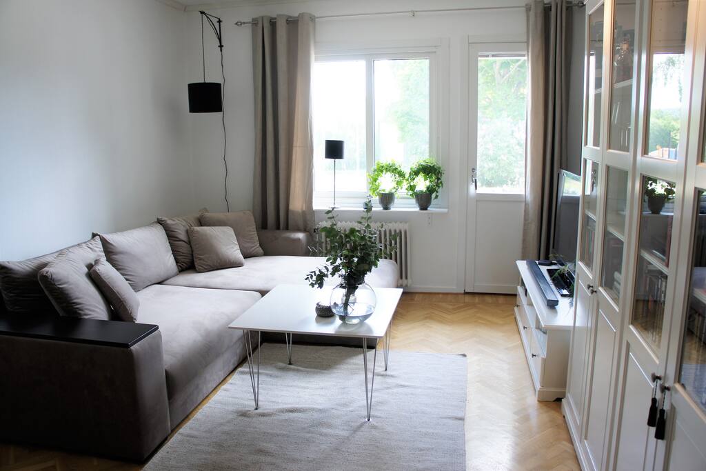 Ljust och bekvämligt vardagsrum med fransk balkong och bäddsoffa med plats för två personer (180cm).