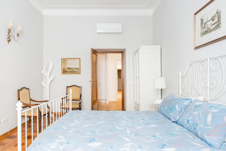 Charming 3 BR in Spanish Steps WiFi gallery image 5