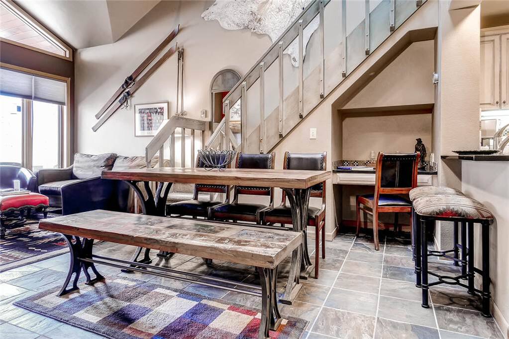 Couch,Furniture,Bench,Chair,Indoors