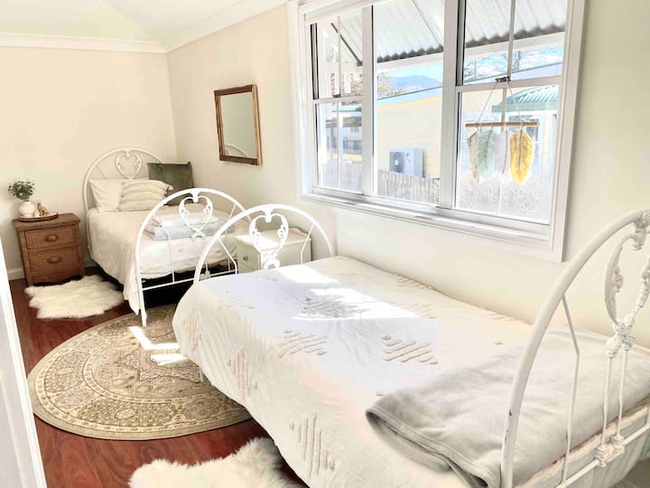 Nuestro solárium que tiene dos camas individuales antiguas. Perfecto para aquellos que no quieren compartir una cama o para los más pequeños. TEN EN CUENTA que esta habitación solo es accesible a través de los dormitorios 3 y 4, no tiene acceso directo.