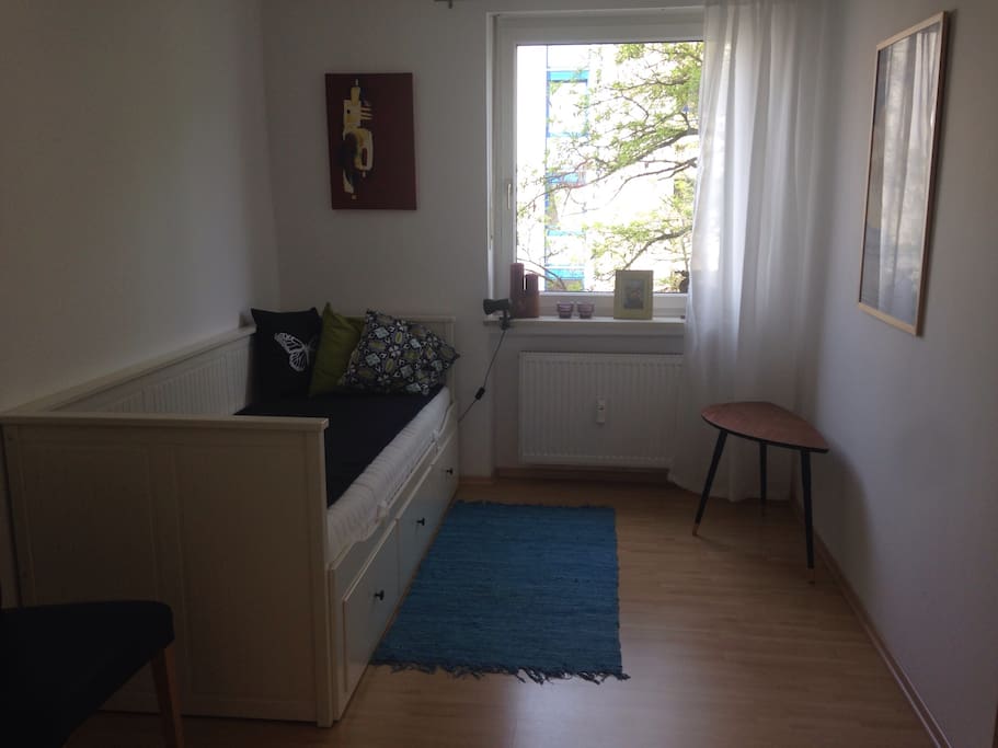 Dein Zimmer mit einem Gästebett was als Doppelbett ausgezogen werden kann (200x160cm)