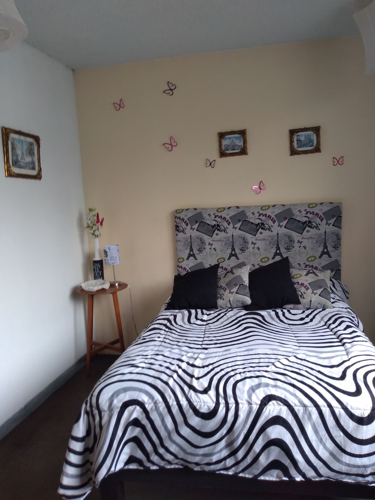 ห้องนอนพร้อมเตียงคู่