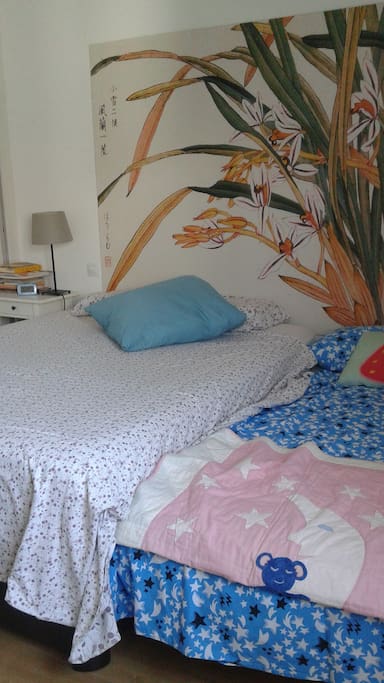 Dormitorio principal, con una cama grande y una de 90. Ideal para colechar con niños pequeños.