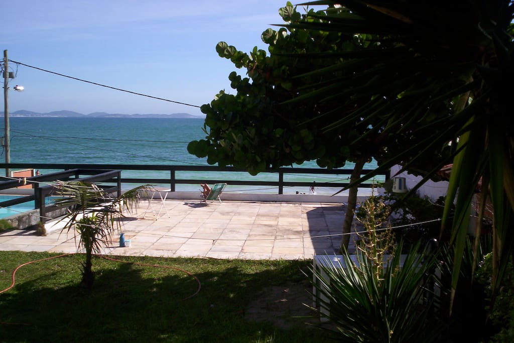 Vista de la terraza desde el costado de la casa