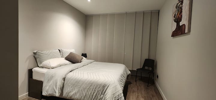 更换了窗户玻璃，并安装了遮光帘。