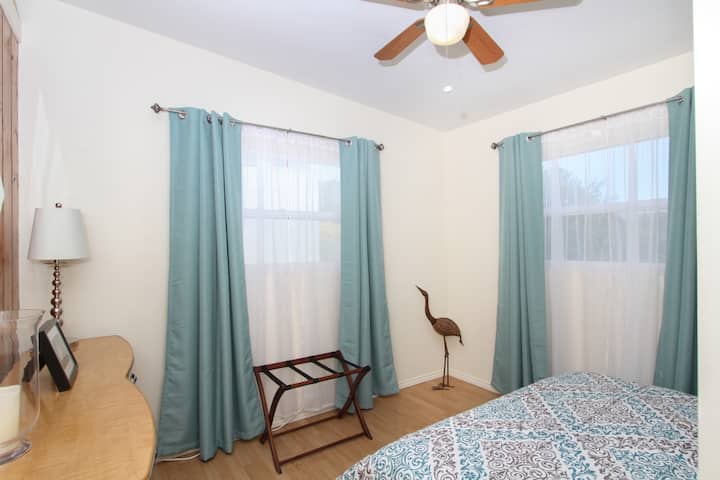 标准双人床卧室配有遮光窗帘，适合喜欢睡觉的房客。