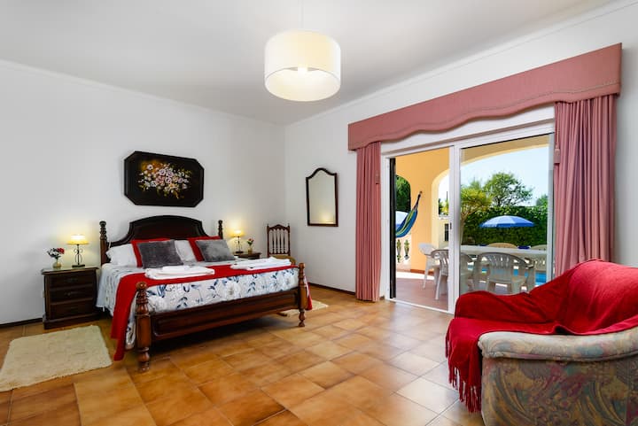 Dormitorio principal (planta baja) con piscina. Terraza con dos hamacas.