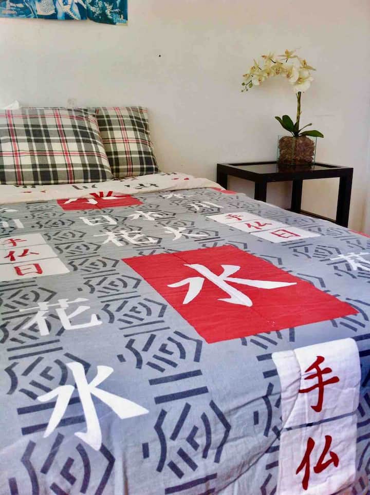 独立房间，独立房间和房客专属，配备：
空调、电视、无线网络、迷你吧、橱柜：带椅子的桌子、咖啡机、三明治机、微波炉、吹风机、全功能卫生间：独立房客专用！