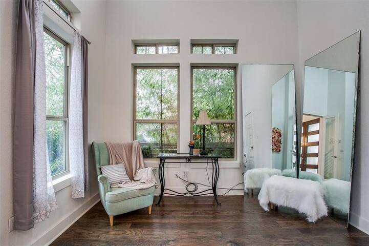 Modern Home near Bishop Arts. gallery image 4