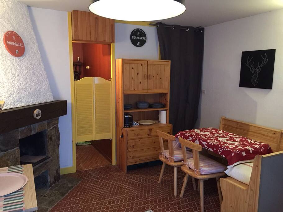 Salon vue vers l'accès cuisine et couloir d'entrée