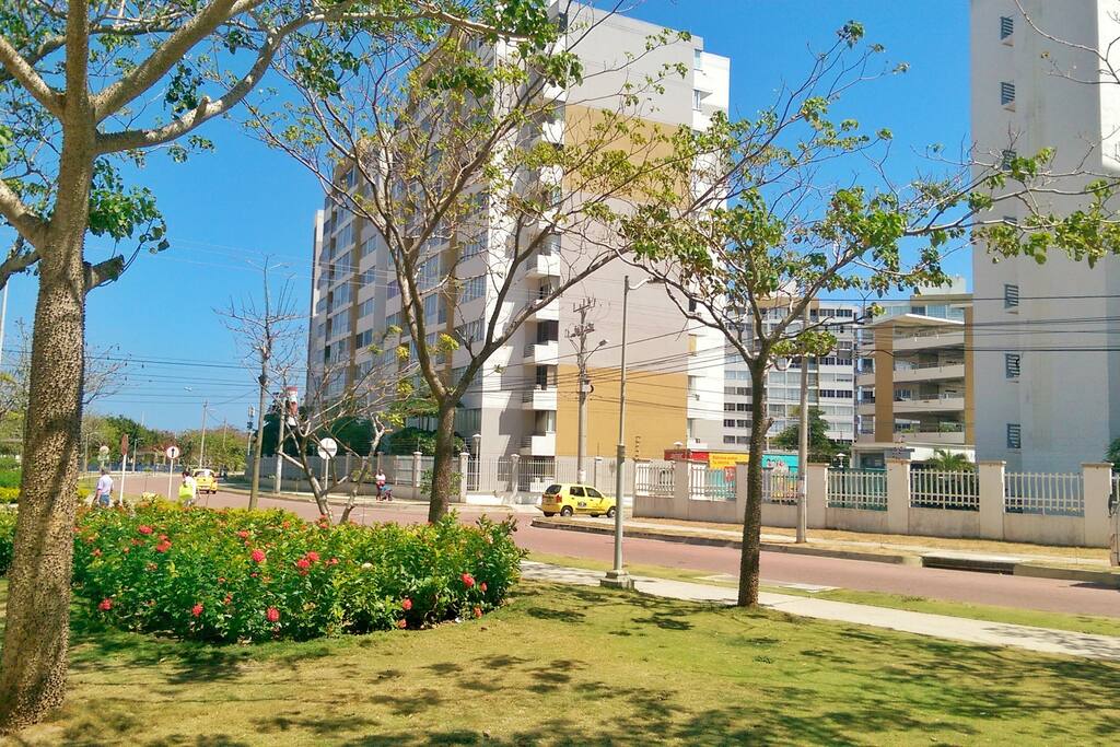 Zonas verdes y parques continuas al edificio