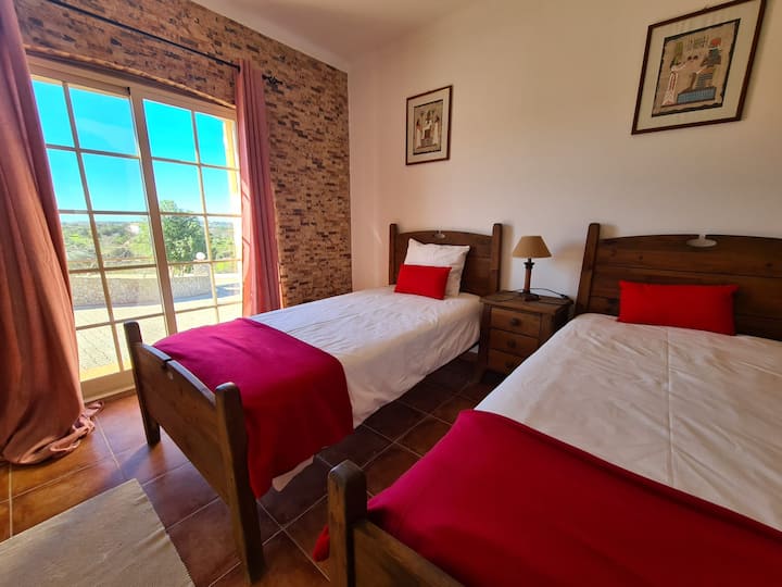 Quinta do Navarro : chambre rouge avec vue sur le côté ouest